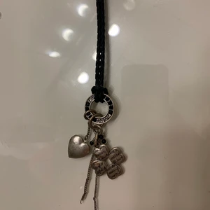 Halsband  - Supersött hansband med en klöver och ett hjärta på🥰 köparen står för frakt<3