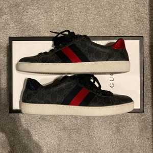 Gucci Ace GG Supreme - Säljer nu mina Gucci skor köpta från en Gucci butik. Skorna är använda en gång. Box och dustbags ingår.