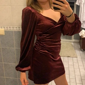 Sammets klänning  - Såsåså fin klänning som jag blev kär i i butiken, men tyvärr inte har någon användning för:( Jättefin röd/vinröd färg som skimrar och så skönt sammets material😍 Från bikbok, nypris 399kr Endast testad med prislapp kvar! 