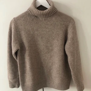 Polotröja - Säljer denna beiga polotröjan! Bilderna är från förra ägaren🌸🌸 