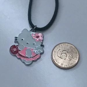 hello kitty halsband - jättegulligt 40cm långt fake läder halsband med ett hello kitty smycke på, smycket är i metall. 