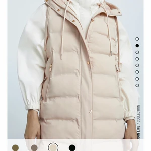 Väst  - En beige väst från zara i fint skick, storlek S 