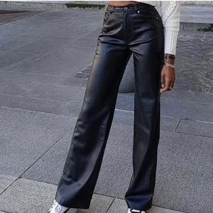 Skinbyxor  - Skitsnygga skinbyxor med en perfekt passform. Skriv till mig vid intresse . 💖💖 bilden är lånad men de är liknande byxor