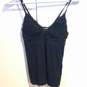 Linne - Gulligt svart linne med spetsdetaljer och justerbara band. Blir lite genomskinlig precis under bysten eftersom det bara är spetstyg där. Tunna inlägg vid brösten, går säkert att ta ut om man vill. Bra skick då den endast blivit testad :) Går att sova i eller kanske ha över en annan tröja👍🏼 Det är bara att fråga om du vill se hur plagget ser ut på!