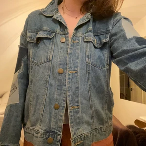 Jeansjacka - Jeansjacka från Forever 21 men som jag designat om lite
