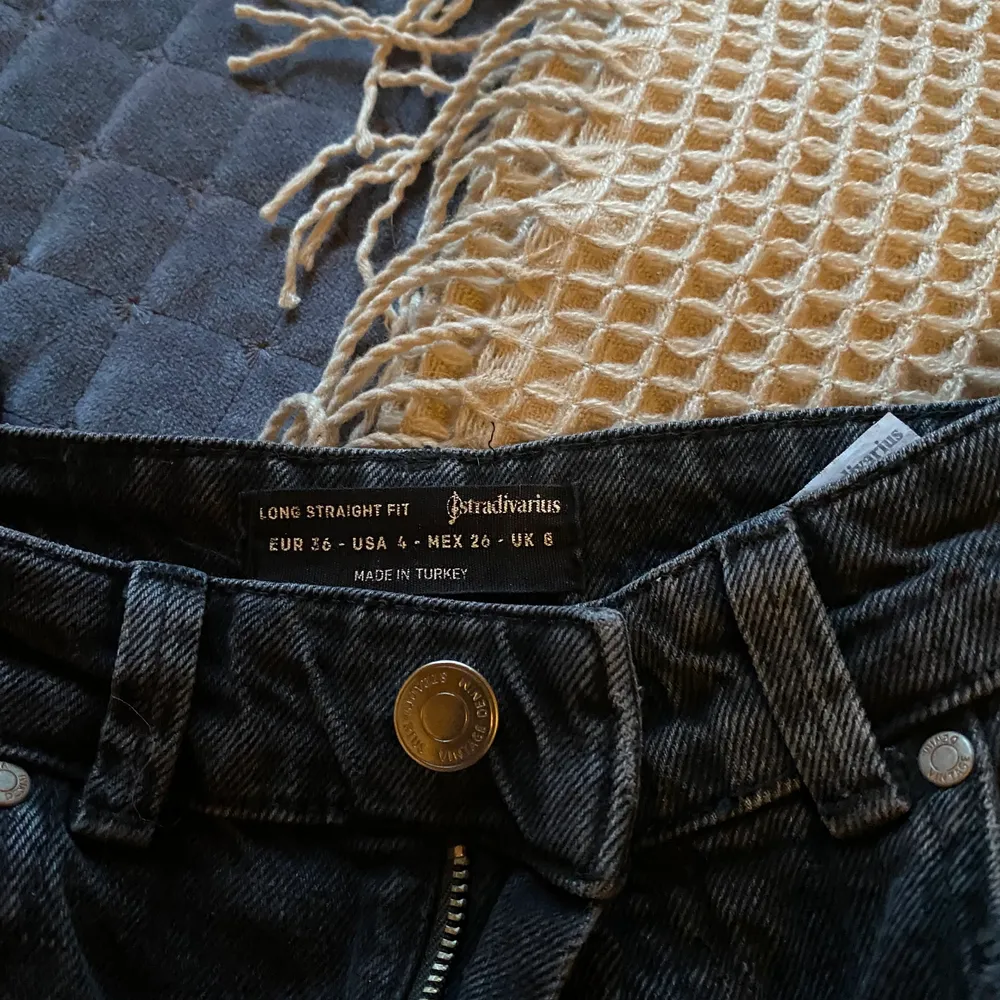 Snygga långa straight jeans från stradivarius, säljer då jag har ett extra par, storlek 36 💕 jag är ca 172cm lång. Jeans & Byxor.