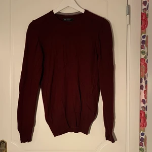 Pullover tröja - Vinröd pullover från riley. Skick 8/10 tight fit