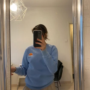 Elesse - Ljusblå elesse hoodie, så cool!💙💙 Storlek XS 