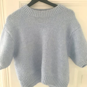 Stickad t-shirt Zara - !!INTRESSEKOLL!! Vid snabb affär kan den säljas för mindre💙💙 bra skick - slutsåld på hemsidan