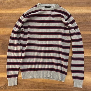 fin tröja  - ball tröja som är väldigt snygg men som jag aldrig använt för den är lite liten och är ganska stickig😖 d står storlek M men d är inte lixom vanlig m typ mer S typ