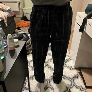 Pyjamasbyxor  - Herr pyjamas byxor storlek S från HM. Marinblåa med vita och mörkgröna ränder. 75kr plus frakt 