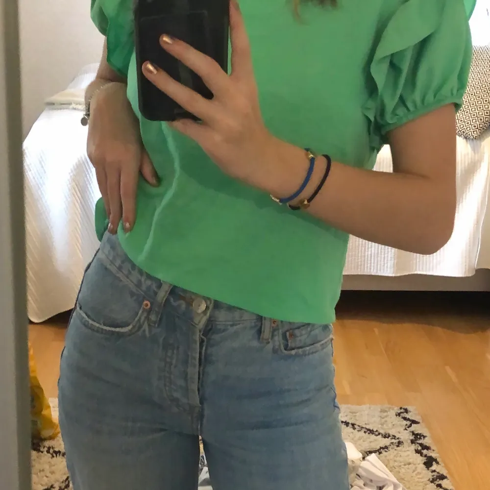 Supersöt grön tröja från Zara. Aldrig använd💚💚. Toppar.