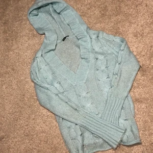 tunn huvtröja - ❄️icy tunn huvtröja i storlek från oggi knits! står ej storlek men gissar på s eller m. ger winter bratz vibes❄️