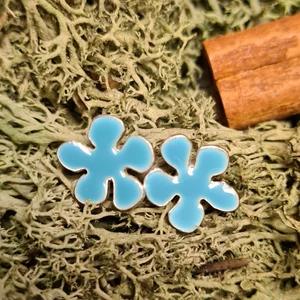 Örhänge  - Örhänge format som en blomma                            Använt fåtal gånger                                                   Frakt tillkommer, 25kr 