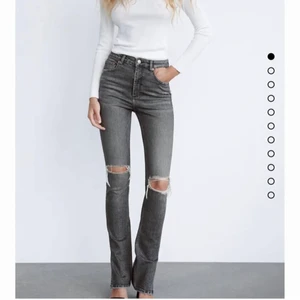 Zara jeans - Säljer dessa snygga gråa jeans från Zara med slits. Använda 3-4 gånger och är i bra skick. Dem är ganska små i storleken. Passar en L/XL perfekt! Vid flera intresserade blir det budgivning. Kram💓