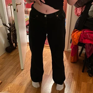 Svarta jeans  - Ett par svarta jeans från monki, har kommit tillbaks till min ”vanliga” storlek från isomers å nu passar dem tyvärr inte längre.