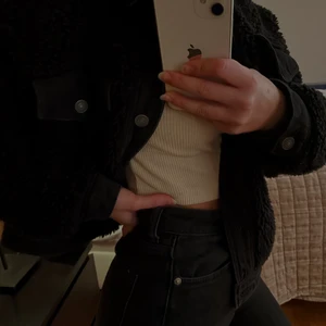 Svart fluffig jacka - Haft jackan i ett till två år och använt den ett fåtal gånger, håller en varm och man kan klä sig tjockt under den! Fungerar både höst, vinter och vår. Kan mötas upp annars står köparen för frakt!