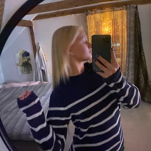 En snygg stickad tröja - En stickad randig tröja. Den är finstickad! Trådarna har töjts ut lite på axlarna (kolla sista bilden) men det går att sy