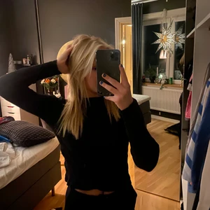 En snygg svart tröja - En svart ribbstickad tröja som går snyggt omlott där nere. Är i bra skick.