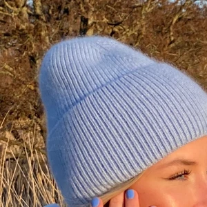Mössa från alvi - Ljusblå mössa i cashmere från alvi. 💘