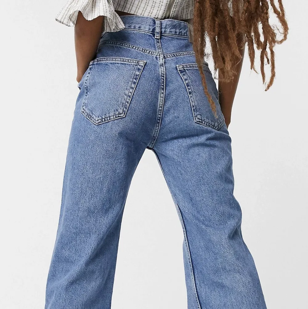 ”Mellanblå dad jeans” från Pull&Bear i storlek 42! (Slutsålda på ASOS) Säljer eftersom de inte längre passar mig. Skulle säga att de är en aning mörkare i färgen. Köpte står för frakt!💕. Jeans & Byxor.