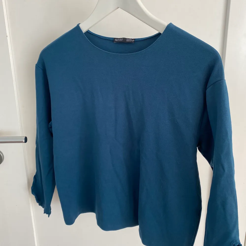 Säljer denna blåa turkosa tröjan från Zara i stl S✨. Toppar.