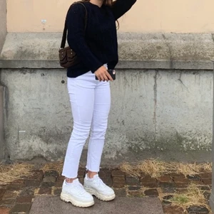 vita zara jeans - Säljer dessa vita zara jeans som är superfina nu till våren och sommaren☀️💐 De slutar över anklarna på mig som är 160. Köparen står för frakt💕🌸