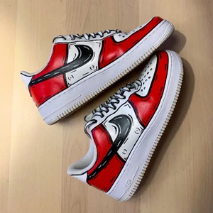 Custom sneakers - Jag driver en verksamhet där jag målar sneakers! Air force 1 och jordans är det jag gör mest 🌟 använder den bästa färgen på marknaden för hållbara designs på skorna! Hör gärna av er om ni undrar något, nås här på plick eller min insta, @mw_customzz! 