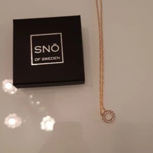 Halsband - Hej!🙂 säljer denna jätte fina halsbandet från snö of sweden! Inte säker om den är äkta? Men fin endå😍 ifal ni är intresserade att köpa kontakta mig via snapshat eller plick sms! Man kan posta tbx den om man ej gillar den😃❤