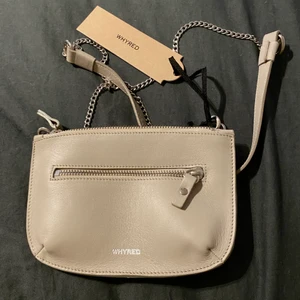 Whyred ”ona mini loop” Beige grå Mini väska , oanvänd - Fin liten vårig/somrig väska från Whyred, ”ona mini loop” i färgen ”feather grey”. Upplever färgen mer som beige/grå. Oanvänd. Inköpt för 1200kr. Betalning via swish. ✨