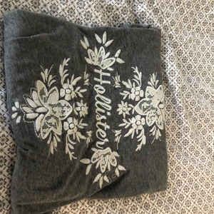 Hollister tröja! - Säljer pga att den tyvär inte kommer till användning så ofta längre. Har inga synliga fel, skador ovs Betalning sker via swish och frakt till kommer.🤩