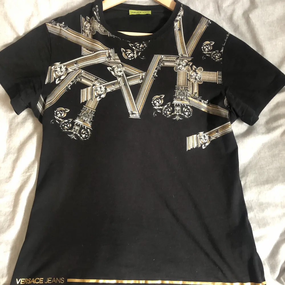 Versace t-shirt i Bästa skick st S, säljer idag för 1000kr, ordinarie pris 1900kr. T-shirts.