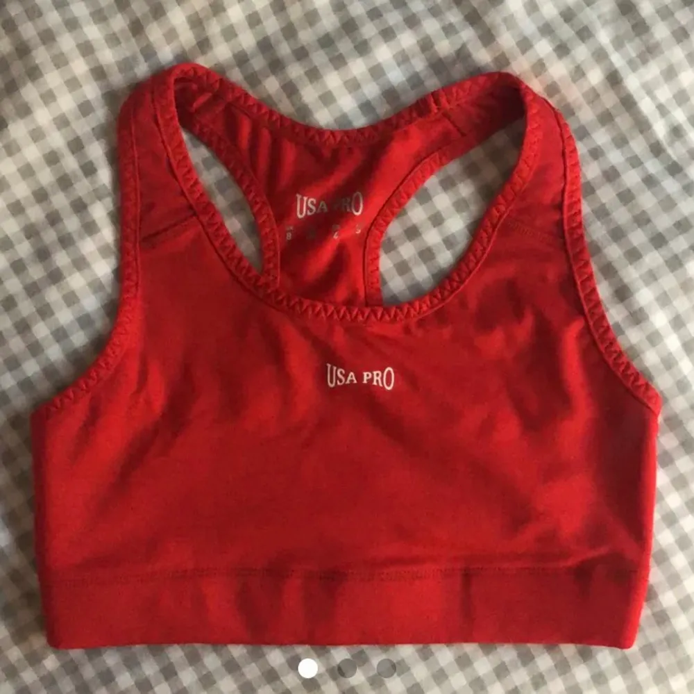 Barely use sports bra bought from SPORTS DIRECT, from USA PRO (red) and EVERLAST (purple). Bought for 200kr each. Selling for 150kr BOTH. . Toppar.