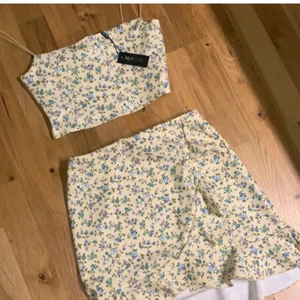 Nelly blommigt set - Funderar på att sälja mitt super söta blommiga set ifrån nelly i storlek s, är dock inte säker på om jag vill sälja så säljer endast vid bra bud!(lånade bilder)i super bra skick då jag använt det max 1 gång förra sommaren💖 Högsta bud: 540 plus frakt   , bud höjd med 40 kr mellan