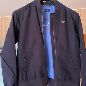 Gant jacka - Stl 158/164, tunnare jacka för våren och hösten, väldigt fint skick 