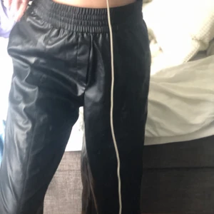 Skinnbyxor - Vida skinnbyxor. Säljer pga att dem är för stora för mig. Längden är perfekt för mig som är 175. Mycket bra skick då dem endast är använda en gång. Mudd i midjan vilket är skönt. Frakt - 60 kr