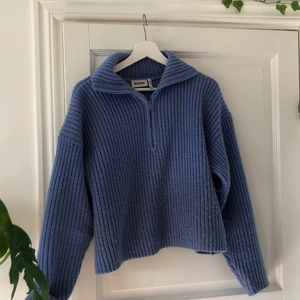 Blå stickad tröja - Min fina stickade tröja från Weekday! Storlek xxs men den passar mig som brukar ha S-M då den är stor i storleken. Köptes för 1 år sedan och är sparsamt använd så den är i bra skick 