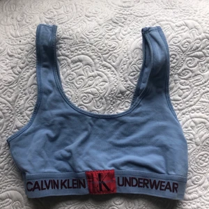 Calvin Klein topp - Så snygg sport bh,från Calvin Klein. Vet inte riktigt strlk men skulle säga s-m. Super fin ,150kr+frakt🥰
