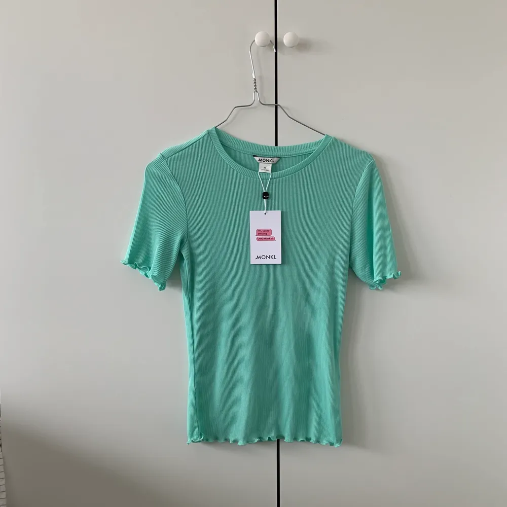 Säljer denna mintgröna t-shirt från monki då den tyvärr ej kommer till användning👗💚🧼🧚🏼 Har aldrig använt den, endast testat, och lappen sitter kvar. Nypris var 120 kr och jag säljer för 50 kr. Den är en xs men passar mig som brukar ha s. Köparen står för frakt🧚🏼🧚🏼🧚🏼💚. Toppar.