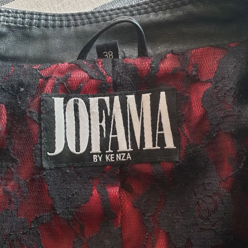 Säljer min mammas gamla skinnjacka från Jofama by Kenza i storlek 38⭐️ Bra skick eftersom den inte är så använd. Nypris är mellan 2000-3000⚡️.                                    ❗️priset kan diskuteras❗️. Jackor.