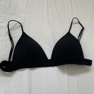 Bikinitopp - Säljer min svarta bikinitopp från HM, använd cirka en säsong men ser ut som ny. Tyget är tunt ribbad och spännen samt detaljier är i silver! Kan mötas upp i Helsingborg annars går det såklart att frakta💛💛