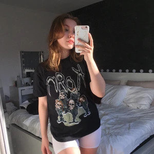 Korn merch  - Band tröja, korn t-shirt. Knappt använd, bra skick!🤍 Då jag har bytt stil så har jag ingen användning av den längre🤍