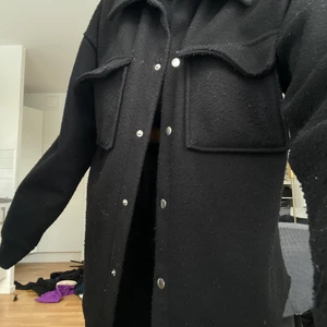 Jacka ifrån Gina - Säljer dena fina jacka som jag rollar och tvättar innan jag skickar iväg, den är i storlek M men passar nog alla skulle jag säga. Den är använd någon månad men fortfarande väldigt fin. Fraktas mot kostnad