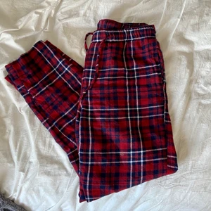 Pyjamasbyxor  - Jättesköna pyjamasbyxor från Hm🦋 sparsamt använda! Säljer då jag redan har ett par liknande. Kan mötas upp omkring Jönköping annars tillkommer frakt🤍 jag är 163