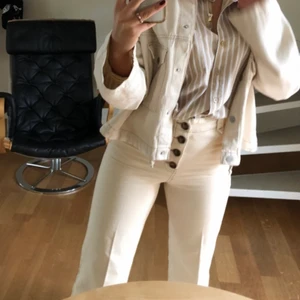 Vita jeans med bruna knappar - Snygga jeans i rak modell!