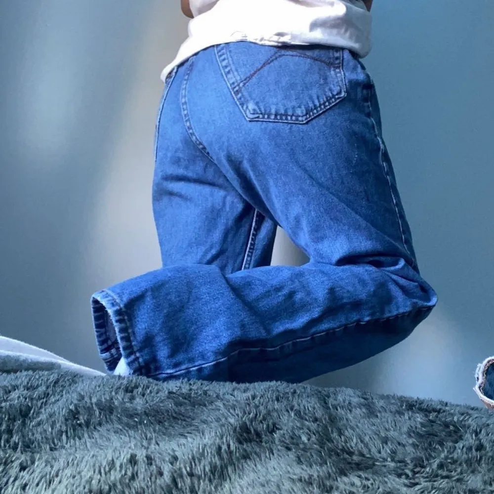 Boyfriend jeans, (usa storlek 36), ganska bra skick, oversized jeans, om du vill ha bättre bilder, skriv på dm💕 går att shippa men det står köparen för💕. Jeans & Byxor.