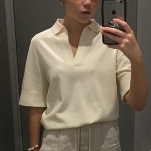 INTRESSEKOLL Piketröja  - 🔴 NOTERA ATT FRAKTEN PÅ 69kr EJ INGÅR I BUDGIVNINGSPRISET 🔴 Tar endast betalt via swish! Intressekoll på denna underbara tröja från COS. Storlek  S men stor i designen. Den är riktigt bekväm i skön kvalitet. Köpt i Milano för ca 600kr. (Alla bilder är mina egna).