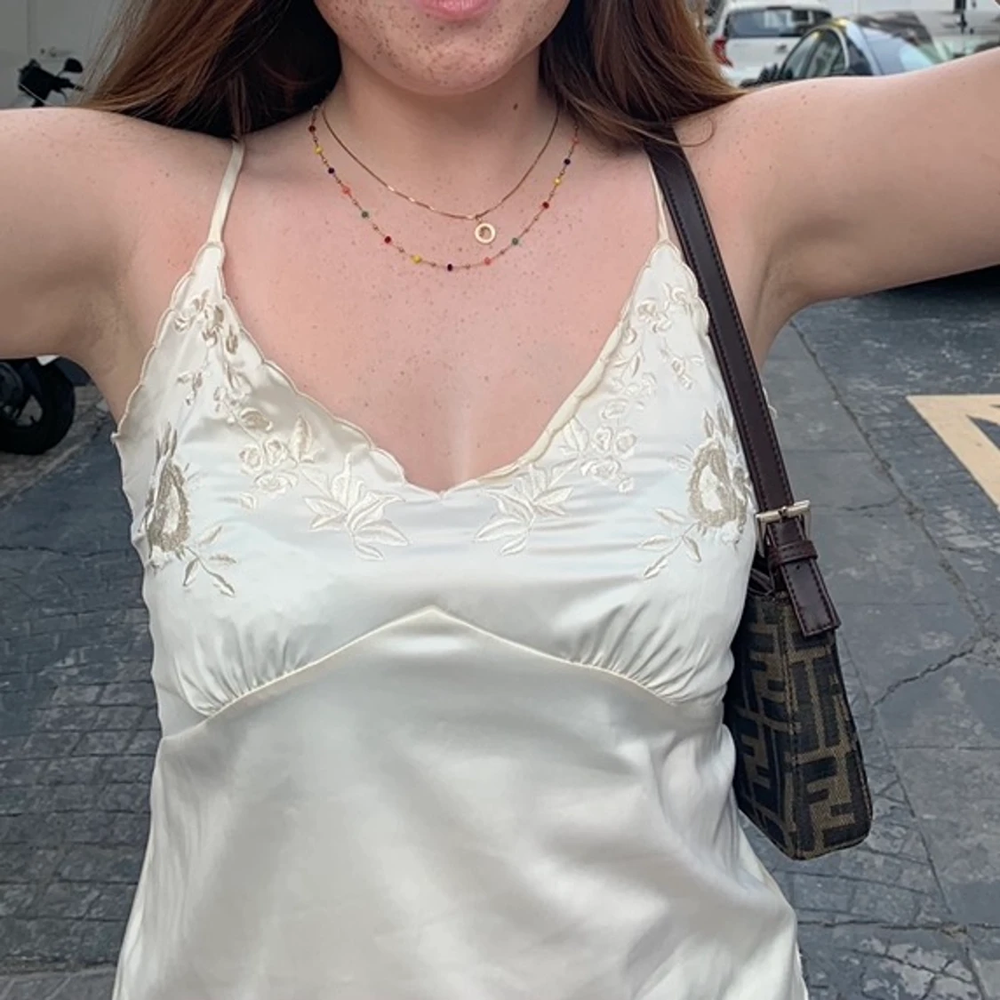 Vitt linne med justerbara band