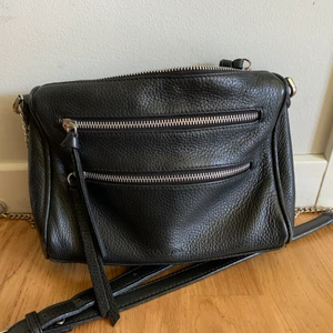 Don Donna väska - Denna snygga och stilrena väska från Don Donna är nu till salu!                                                                                   Väskans skick på utsidan är som ny men insidan ser den lite använd ut, den har en liten fläck.                                                   ⭐️ Den har en ficka på insidan med dragkedje-låsning och axelremmen på väskan går att förkorta och förlänga!⭐️              Nypris: 1000kr