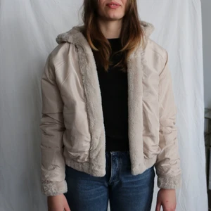 Vändbar teddy jacka - Beige teddy jacka! Jackan är vändbar, man kan antingen ha fluff-sidan eller foder-sidan utåt. Ursprungligen från H&M som är omgjord av Scannable UF. Genom att skanna en QR-kod som finns fäst på plagget kan du läsa mer om materialet och dess miljöpåverkan!✨